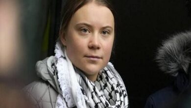 گاردین: نظامیان اسرائیلی با فعال سوئدی معروف توهین‌آمیز رفتار کردند